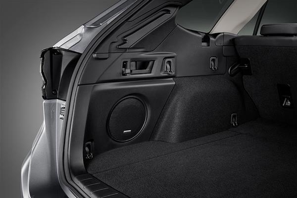 Harman/Kardon-högtalare integrerad i bagageutrymmet på en Subaru.