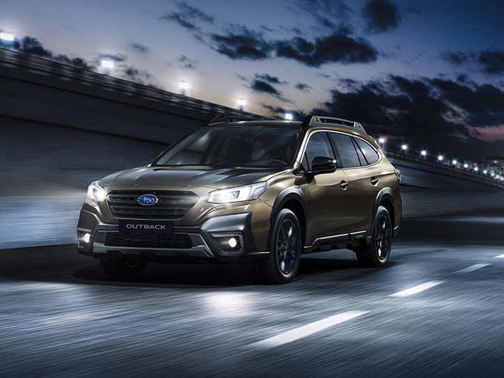 Subaru Outback kör på motorväg – bilden illustrerar SI-Drive-systemets olika körprogram som påverkar motorns respons.