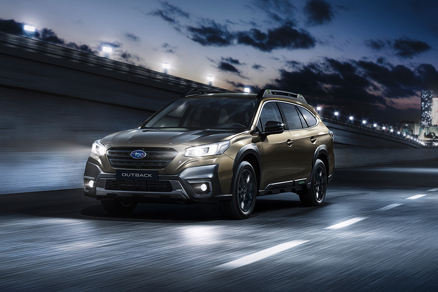 Subaru Outback kör på motorväg – bilden illustrerar SI-Drive-systemets olika körprogram som påverkar motorns respons.