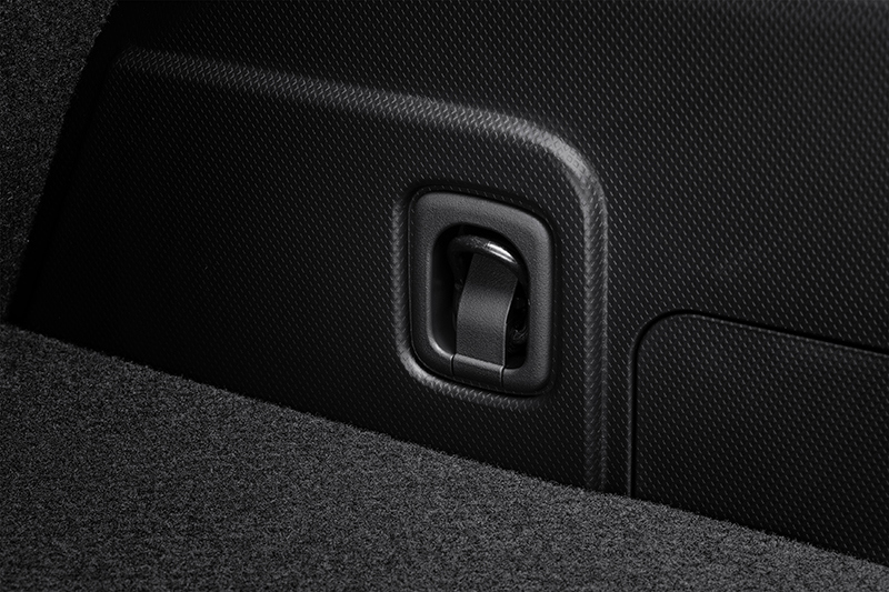 Infälld lastögla i bagageutrymmet på Subaru.