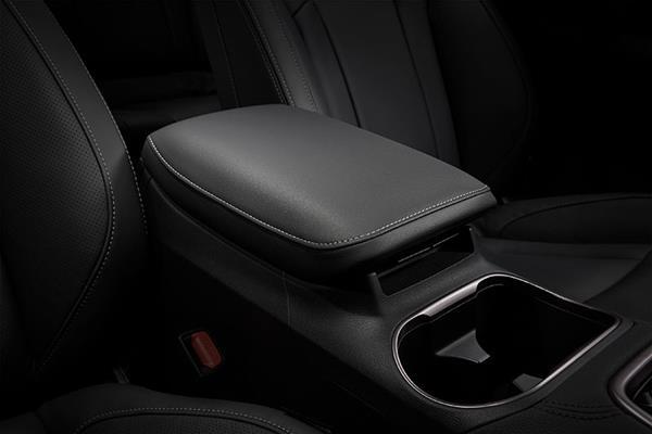 Armstöd med integrerad förvaring mellan förar- och passagerarsäte i Subaru.