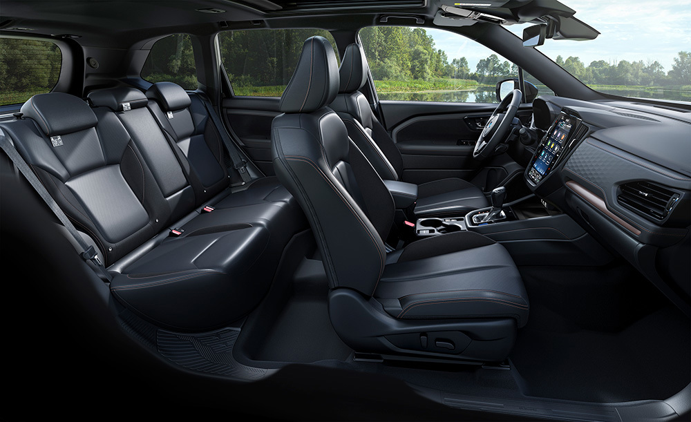 Vy över interiören i Subaru Forester med förarplats, mittkonsol och säten.