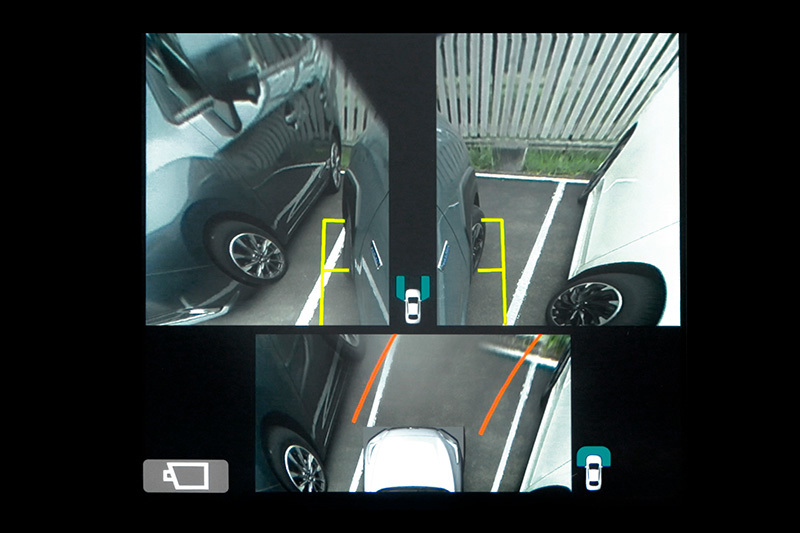 Subarus pekskärm visar bilden från sidokameran med markerat synfält.