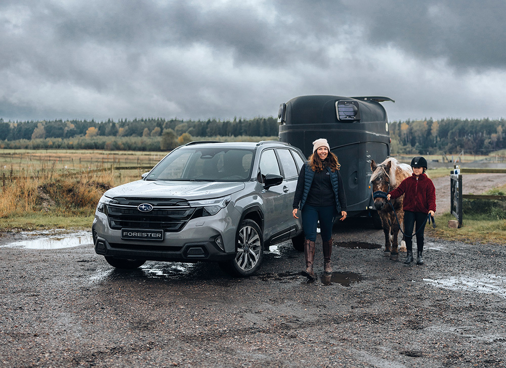 Forester visar sin framkomlighet i terräng – drar hästsläp genom lerigt landskap.