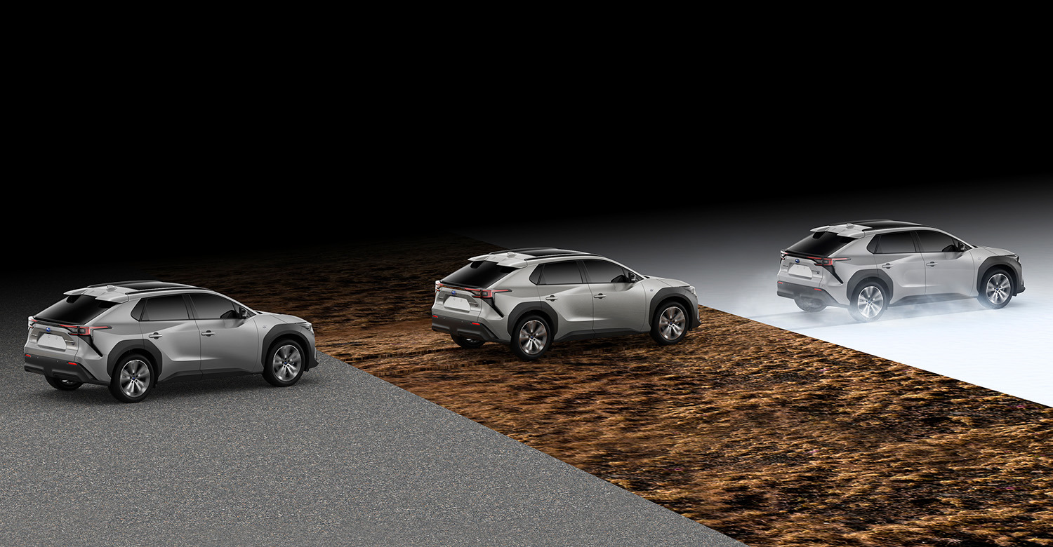 Subaru Solterra med elektrisk fyrhjulsdrift demonstreras på grus, lera och snö – visar stabilitet, framkomlighet och trygghet i alla väglag, året runt.