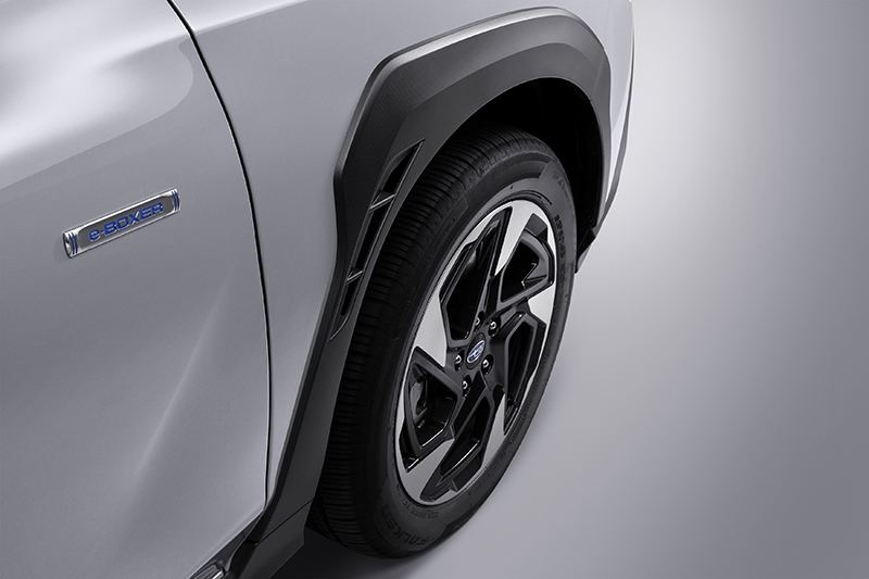 Främre däck på Subaru Crosstrek med luftspalt för bättre aerodynamik.