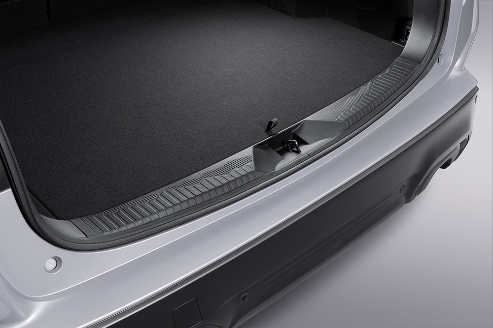 Närbild på den designade tröskeln vid bagageutrymmet på Subaru Forester.