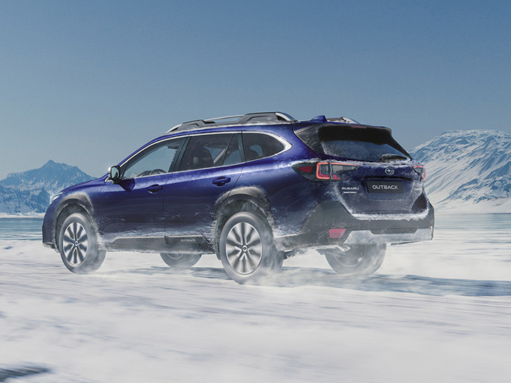 Subaru Outback i snö med X-Mode – avancerad fyrhjulsdrift med körprogram som Snow/Dirt och Deep Snow/Mud ger trygghet oavsett vinterväglag.