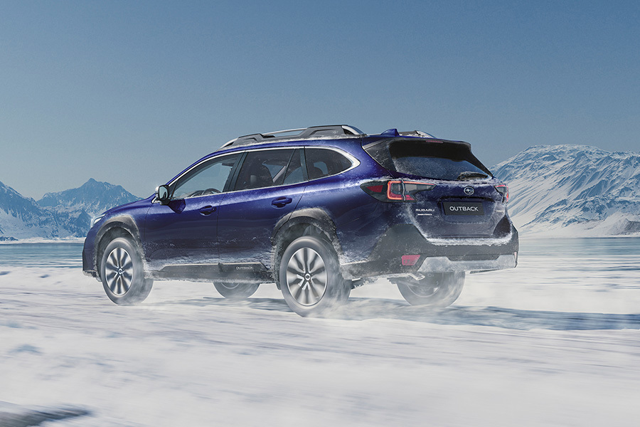 Subaru Outback i snö med X-Mode – avancerad fyrhjulsdrift med körprogram som Snow/Dirt och Deep Snow/Mud ger trygghet oavsett vinterväglag.