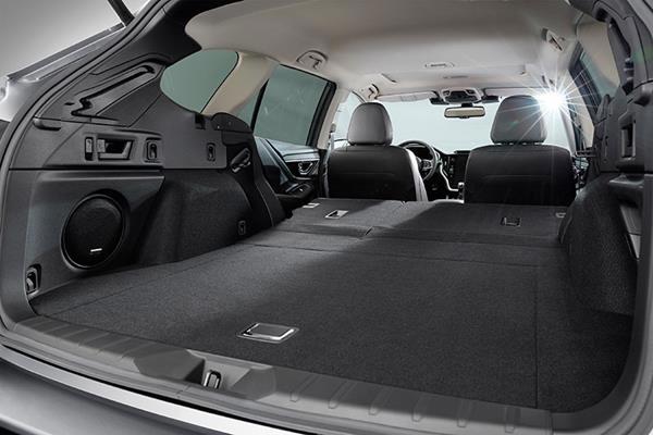 Subaru Outbacks baksäten nedfällda för att maximera bagageutrymmet.