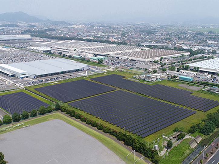 En stor solcellspark breder ut sig vid Subarus fabrik i Japan – ett tydligt exempel på företagets satsning på förnybar energi och hållbar produktion.