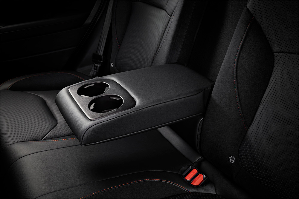 Nedfällt armstöd mellan baksätena i Subaru Forester med integrerade kopphållare.