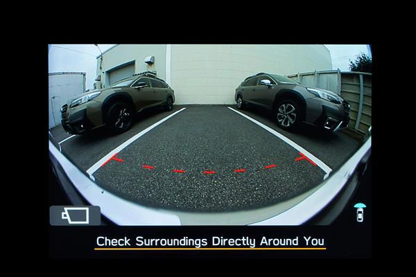 Vy på pekskärmen i Subaru som visar bilden från frontkamerorna, inklusive guidelinjer för parkering.