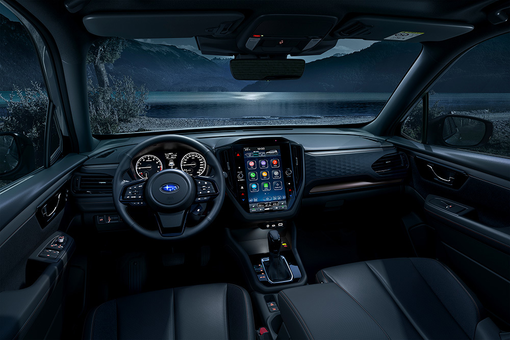Subaru Forester i mörker – upplyst interiör med modern instrumentpanel, ambient lighting och användarvänliga funktioner för säker och behaglig körning även på kvällen.