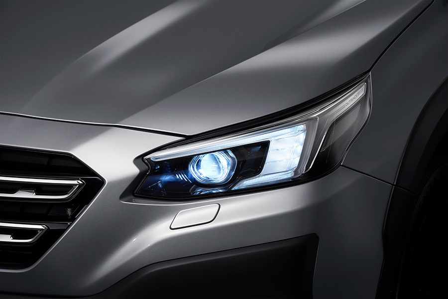 Främre strålkastare på Subaru Outback med modern och stilren design.