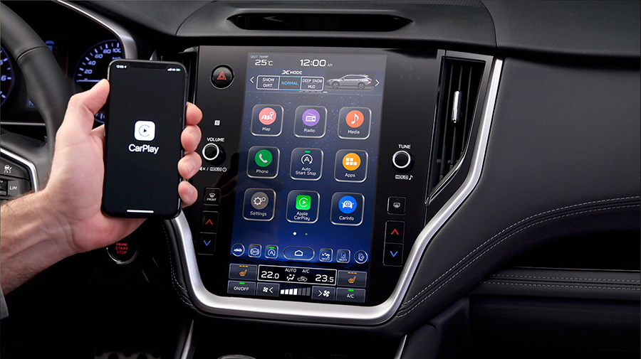 Apple CarPlay visas på Outbacks stora pekskärm med appar som Kartor, Musik och Meddelanden.