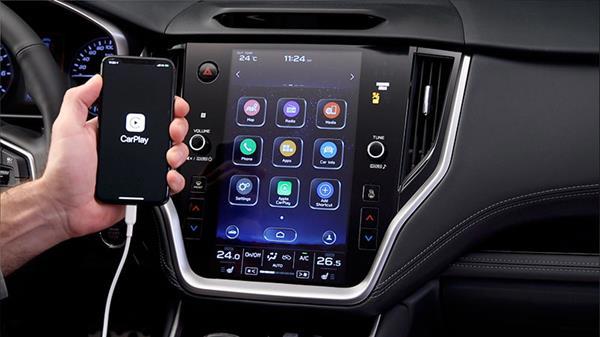 Subarus pekskärm visar Apple CarPlay med appar som Kartor, Musik och Meddelanden.
