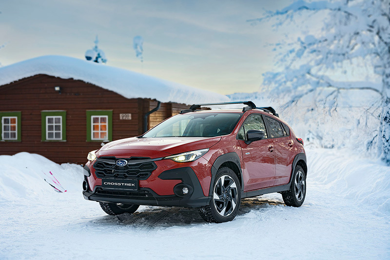 Subaru Crosstrek i snö, vilket visar bilens fyrhjulsdrift i vinterförhållanden.