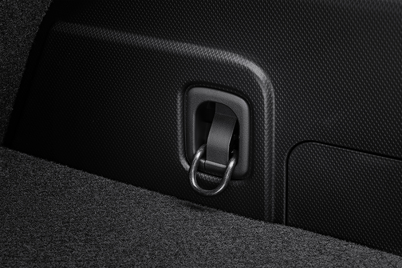 Närbild på Subarus lastögla – en robust fästpunkt i bagageutrymmet för att säkra last med spännband eller nät.