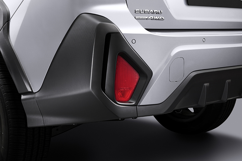 Bakre stötfångare på Subaru Crosstrek i närbild.