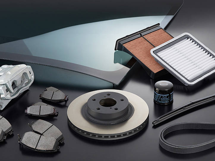 Olika Subaru-reservdelar – kamkedja, luftfilter och vindruta – upplagda sida vid sida.