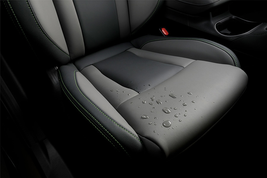 Subaru Outback Field med tålig StarTex-klädsel – vattenavvisande yta perfekt för aktiva livsstilar med hundar, blöta jackor och äventyr i alla väder.