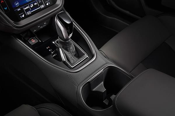 Subaru med växelspak i elegant och funktionell utformning – en del av bilens intuitiva interiör, med fokus på körglädje och kontroll.