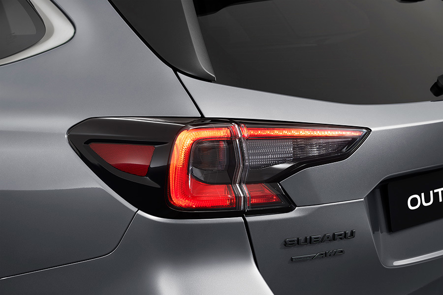Subaru Outbacks skulpterade LED-bakljus ger bilen en igenkännbar och sofistikerad ljussignatur – även i mörker.