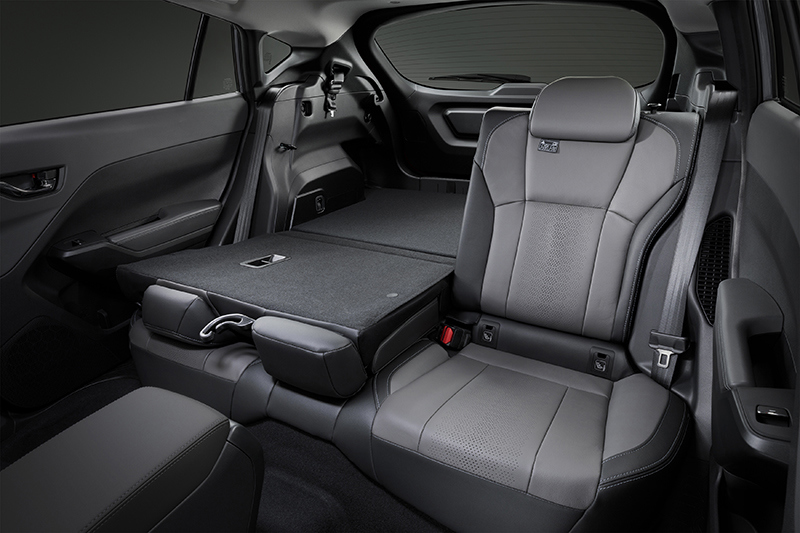 Subaru Crosstrek med flexibel 60/40-fällning av baksätet – här visas den breda delen nedfälld för att ge extra lastutrymme samtidigt som en passagerare får plats i baksätet.