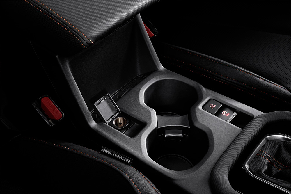 Dryckeshållare i Subaru Foresters mittkonsol – praktisk design för bekväma långresor, med plats för både kaffe och vattenflaska nära till hands.