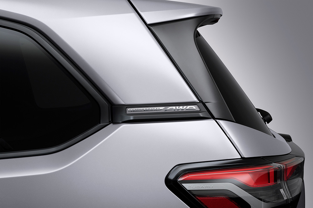 AWD-emblem på bakre sidopartiet av Subaru Forester – markerar bilens symmetriska fyrhjulsdrift för ökad kontroll och framkomlighet.