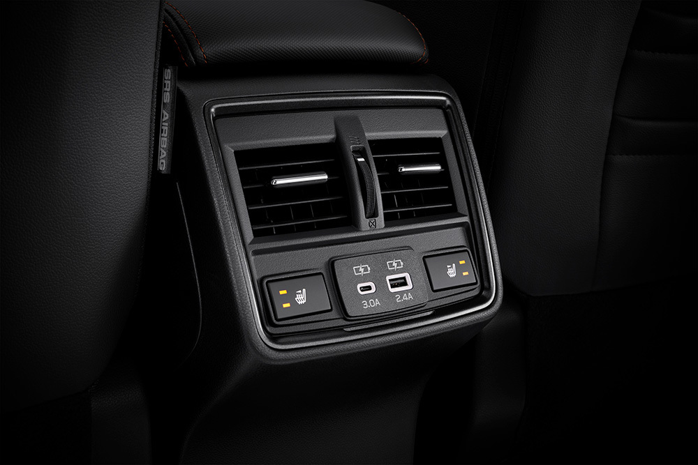 Komfort i baksätet på Subaru – med ventilationskanaler, värme i sätena och smidig laddning för mobil och surfplatta under hela resan.