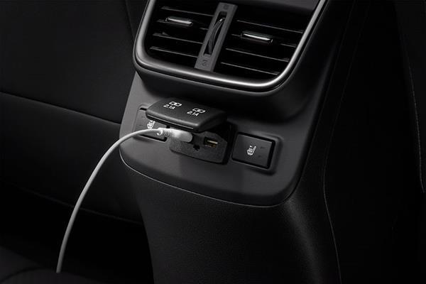 USB-uttag och knappar för sätesvärme i baksätet på en Subaru.