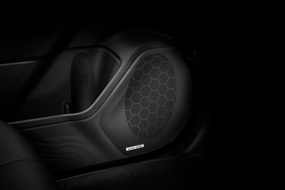 Närbild på Harman/Kardon-högtalare som en del av Subarus premiumljudsystem.