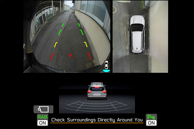 Subaru Forester med backkamera – skärmen visar vidvinkelperspektiv och riktningslinjer som underlättar vid backning och parkering.
