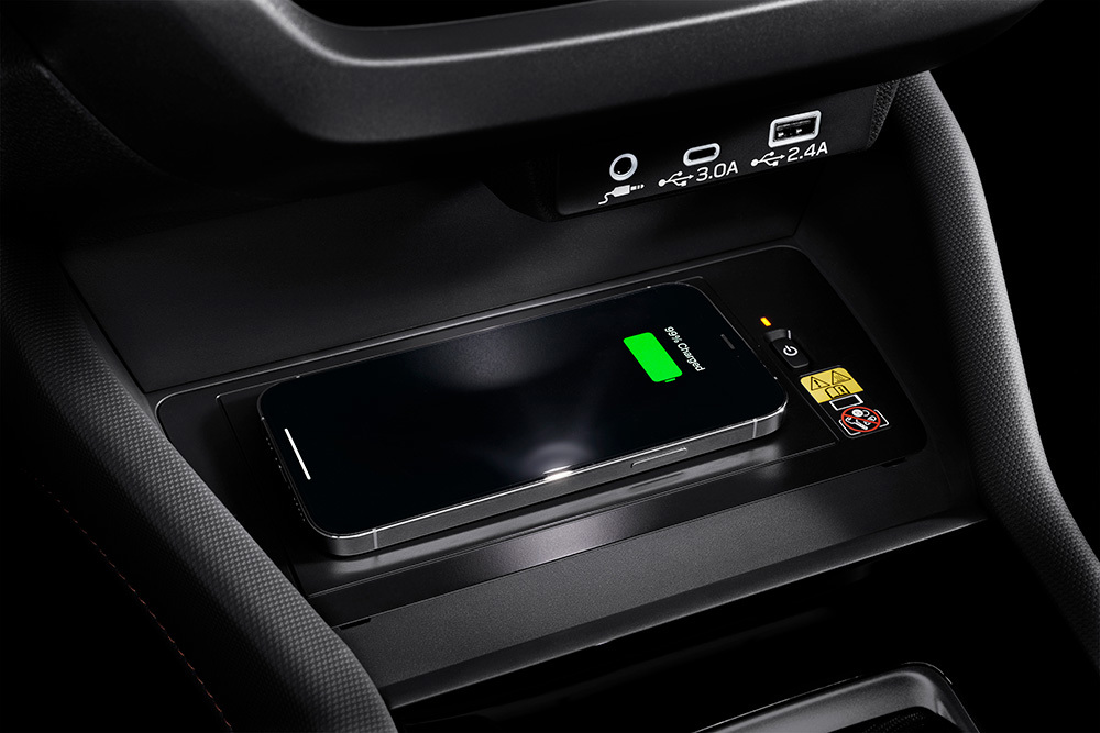 Subaru Forester med trådlös laddning – bekväm och sladdfri lösning som håller mobilen laddad under hela resan.