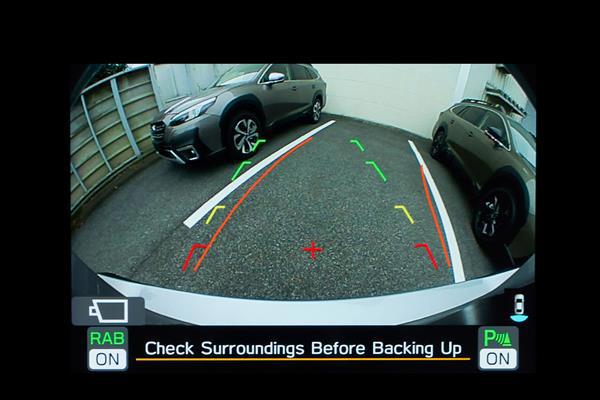 Vy på pekskärmen i Subaru som visar bilden från backkamerorna, inklusive guidelinjer för parkering.