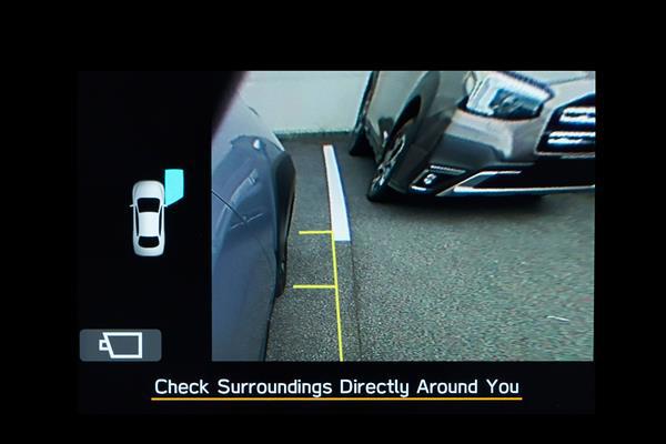 Vy på pekskärmen i Subaru som visar bilden från sidokameran, inklusive guidelinjer för parkering.