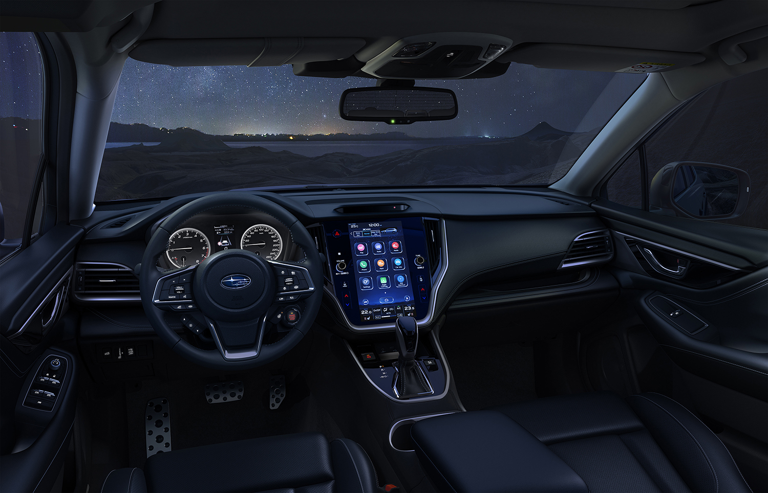 Subaru Outback interiör på natten – upplyst instrumentbräda och intuitiva skärmar skapar en trygg, teknisk och stilfull förarmiljö även i mörker.