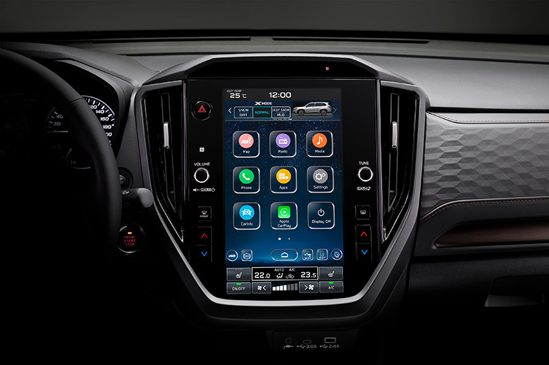 Subaru Foresters stora pekskärm i mittkonsolen med tydlig visning av funktioner och appar.