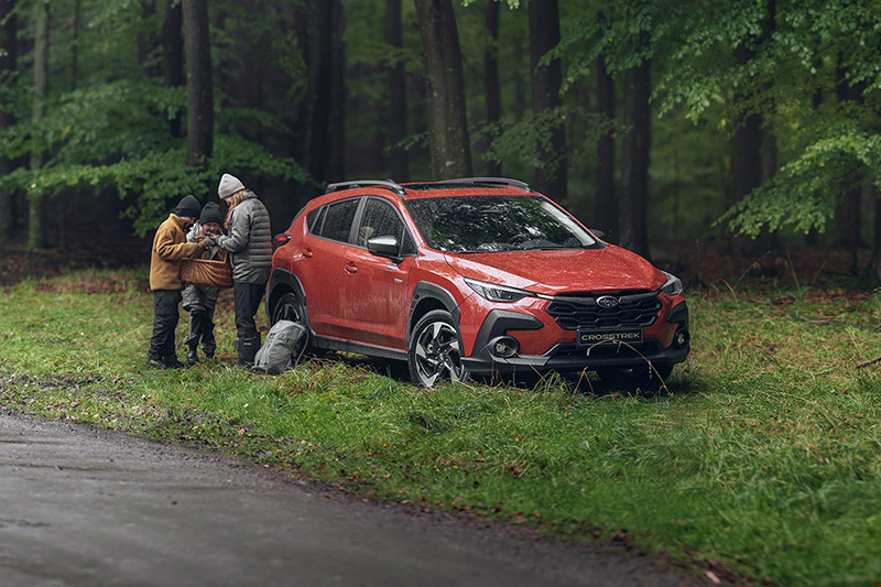 Subaru Crosstrek i skogen med familj och svampkorg – perfekt för aktiva dagar i naturen tack vare bilens fyrhjulsdrift, markfrigång och smidiga format.