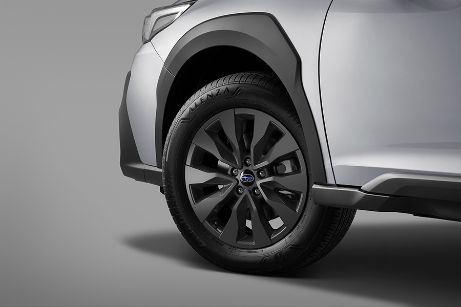 Subaru Outback med mörkgrå metallfälgar