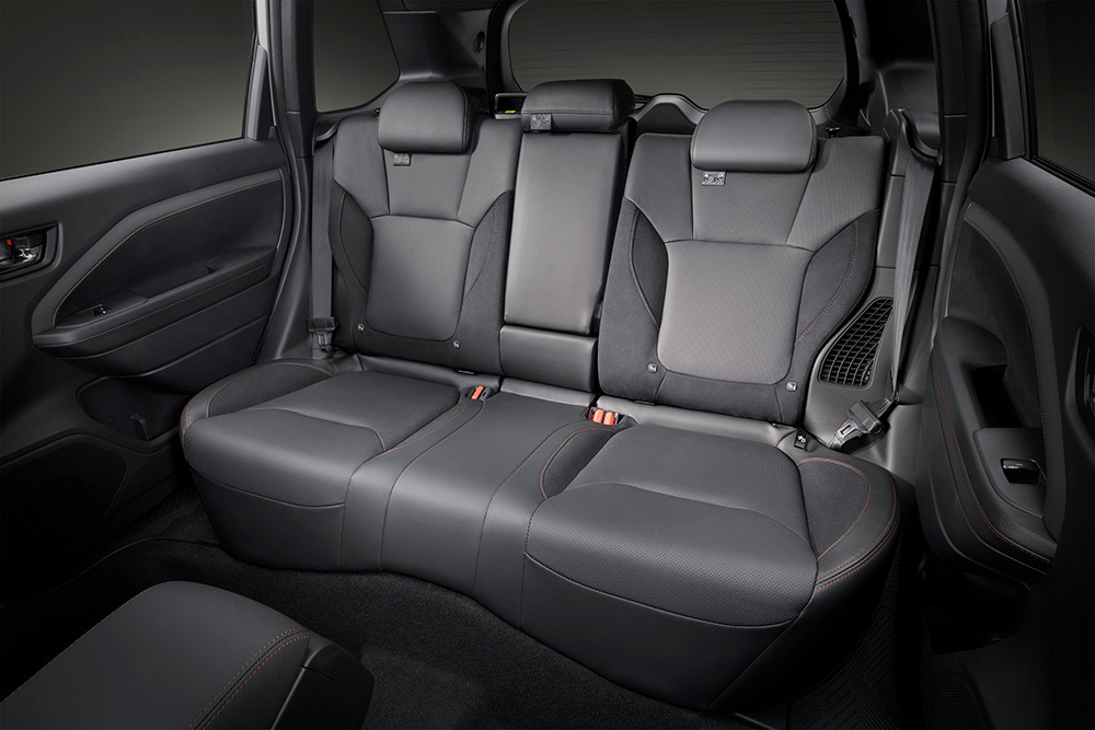 Subaru Foresters baksäte med gott om benutrymme och plats för tre passagerare.
