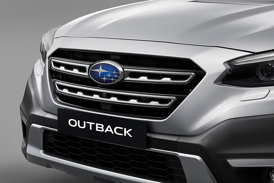 Frontgrill på Subaru Outback med Subaru-emblemet centrerat.