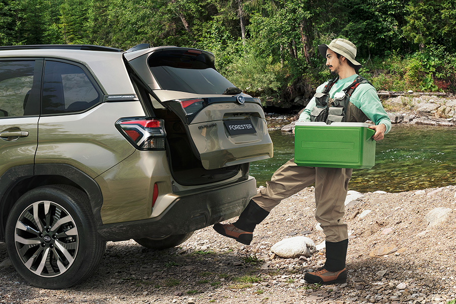Subaru med handsfree bakluckeöppning – en man i fiskeutrustning aktiverar sensorn med foten för att få tillgång till lastutrymmet utan att använda händerna.