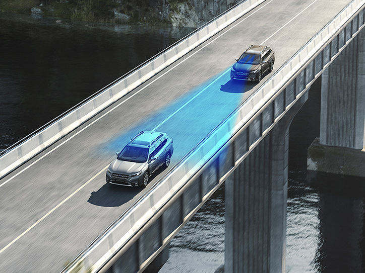 Subaru Outback med EyeSight förarassistans – blå triangel visar kamerornas synfält som läser av trafik och vägbana i realtid för ökad säkerhet.