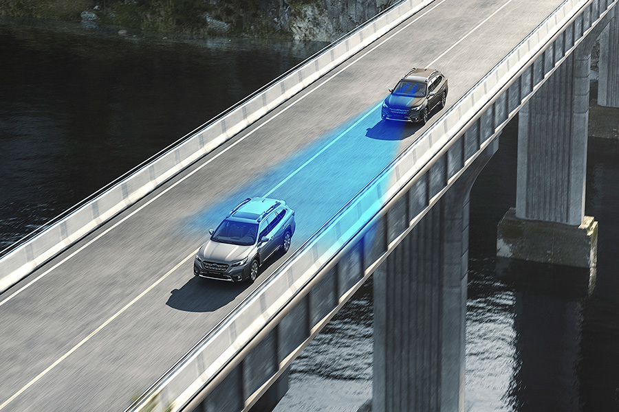 Subaru Outback med EyeSight förarassistans – blå triangel visar kamerornas synfält som läser av trafik och vägbana i realtid för ökad säkerhet.