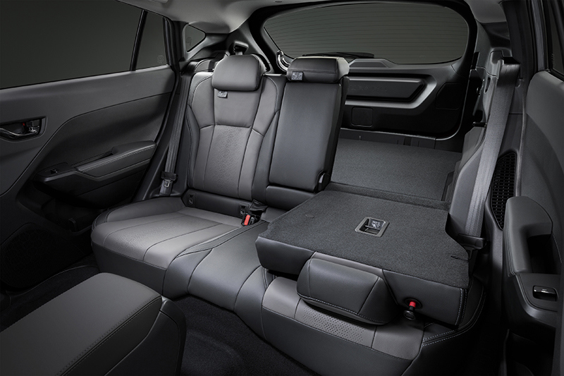 Crosstreks baksäte med 60/40-delning ger flexibel lastning – här visas hur den smala delen är nedfälld för att kombinera passagerare och längre föremål i bagaget.