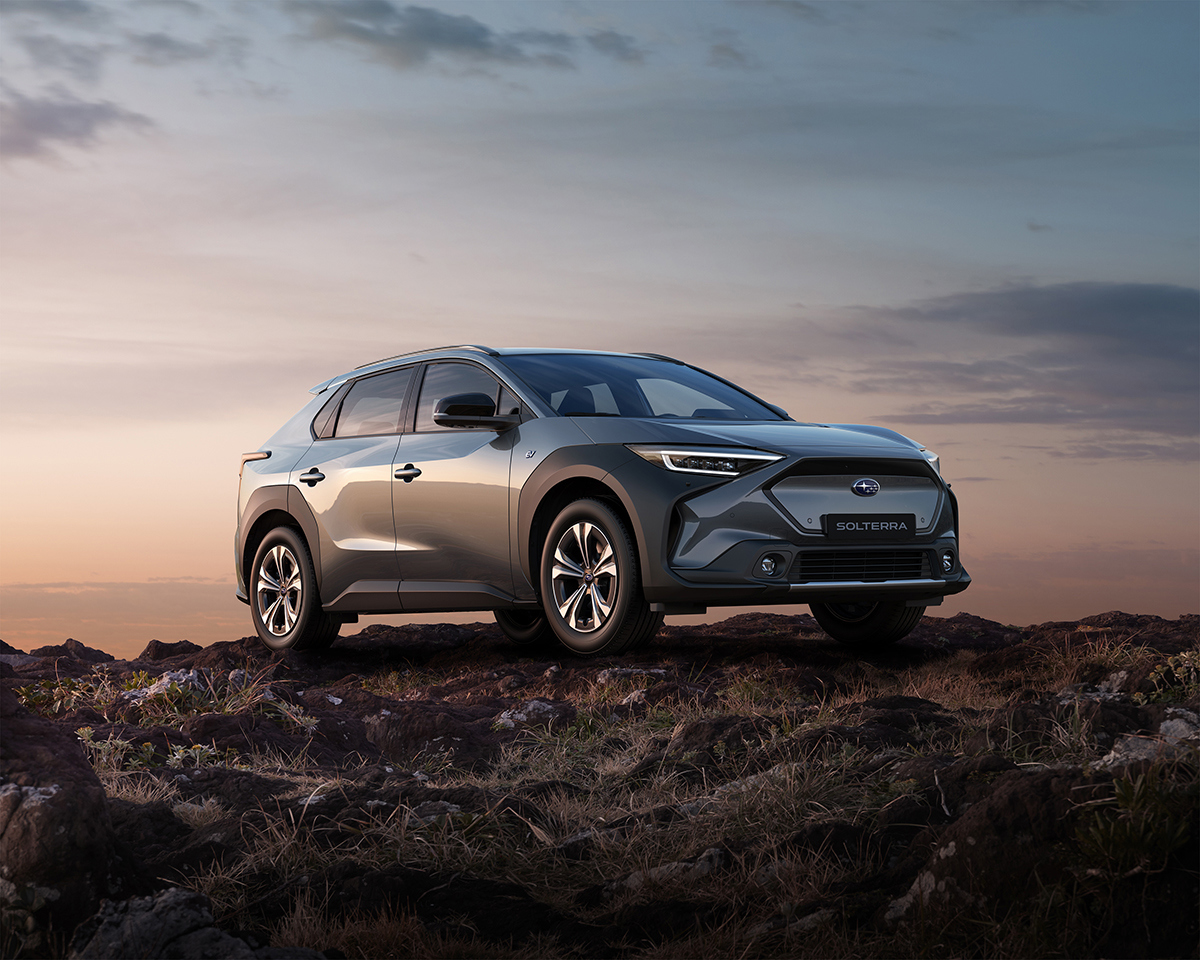 Subaru Solterra vid solnedgång – elbilen som kombinerar design, hållbarhet och äventyr på nya höjder.