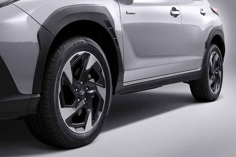 Subaru Crosstreks fälgar och skyddande sidolister i närbild.